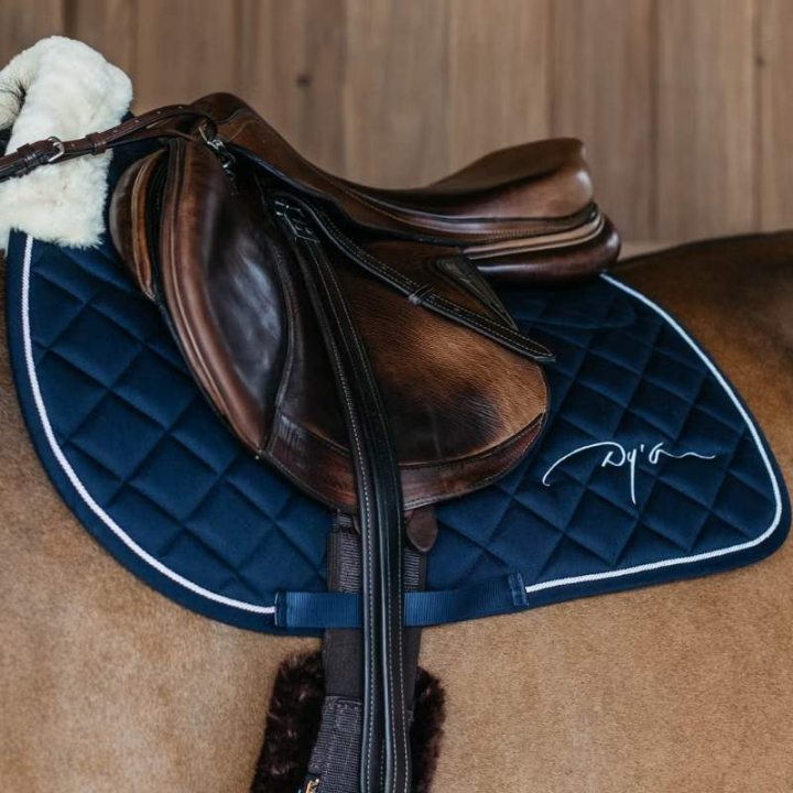 Schabracke Skin Friendly Vegan Sheepskin Marineblau in der Gruppe Pferdezubehör & Pferdebedarf / Schabracken / Springschabracken & Vielseitigkeitsschabracken bei Equinest (HO22LNAFNA_r)