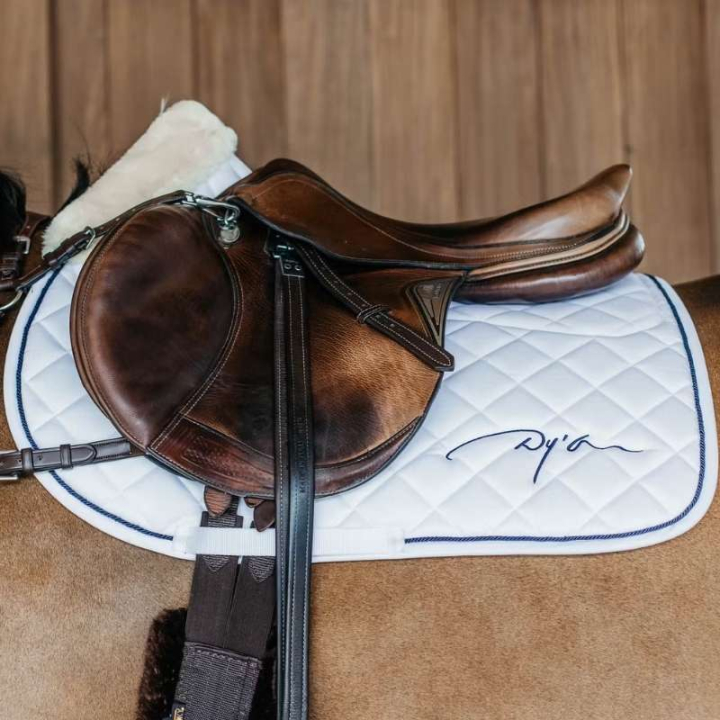 Schabracke Skin Friendly Vegan Sheepskin Weiß in der Gruppe Pferdezubehör & Pferdebedarf / Schabracken / Springschabracken & Vielseitigkeitsschabracken bei Equinest (HO22LWHFWH_r)