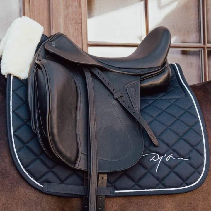 Dressurschabracke Skin Friendly Vegan Sheepskin Marineblau in der Gruppe Pferdezubehör & Pferdebedarf / Schabracken / Dressurschabracken bei Equinest (HO22NNAFNA_r)