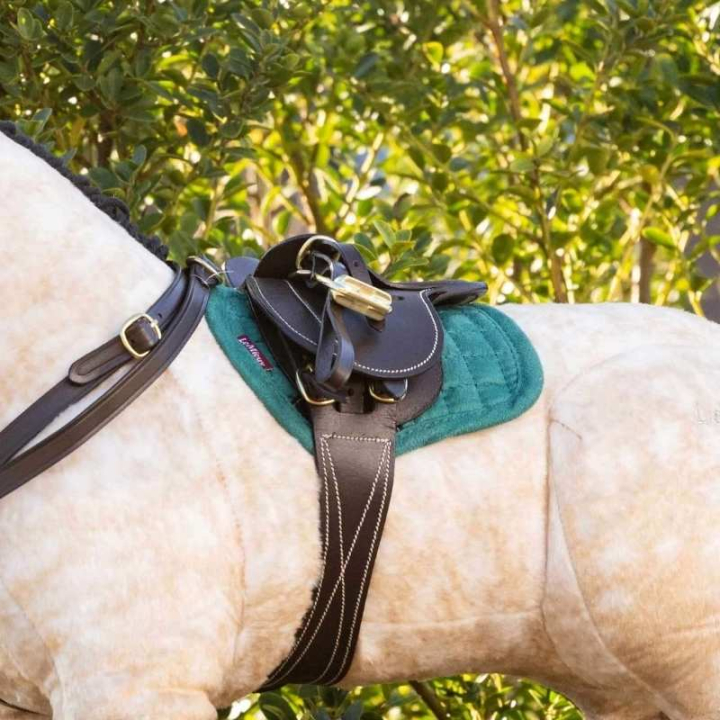 Sattel Toy Pony Braun in der Gruppe Steckenpferde & Spielzeugpferde / Zubehör für Spielzeugpferde bei Equinest (IT033110BR)