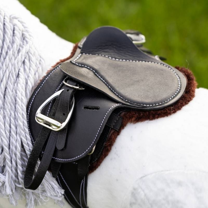 Hunterschabracke Toy Pony Showing Numnah Braun in der Gruppe Steckenpferde & Spielzeugpferde / Zubehör für Spielzeugpferde bei Equinest (IT044090BR)