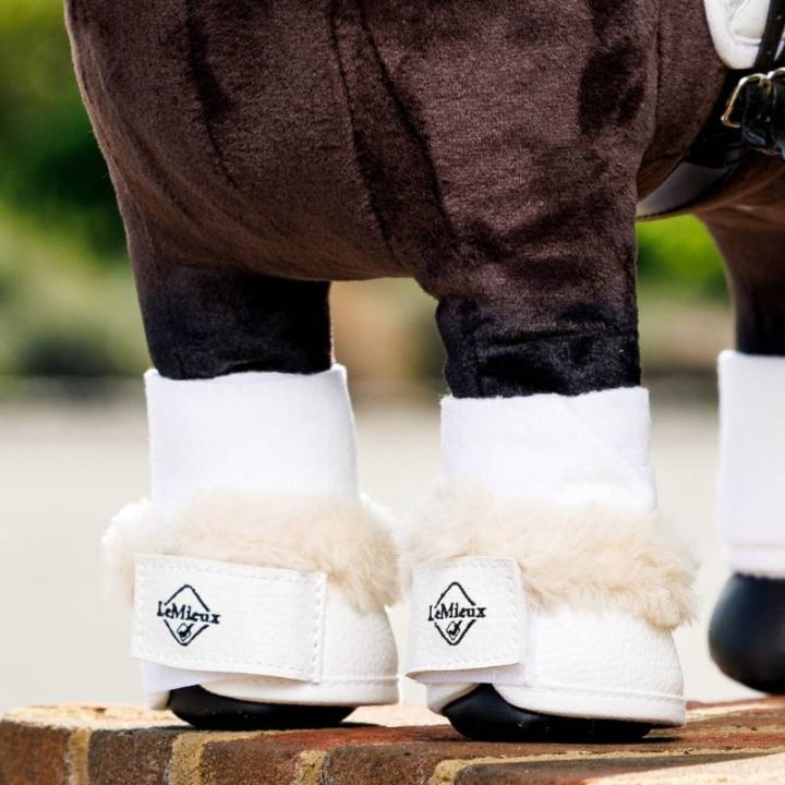 Hufglocken Toy Pony Dressage Weiß in der Gruppe Steckenpferde & Spielzeugpferde / Zubehör für Spielzeugpferde bei Equinest (IT046320WH)