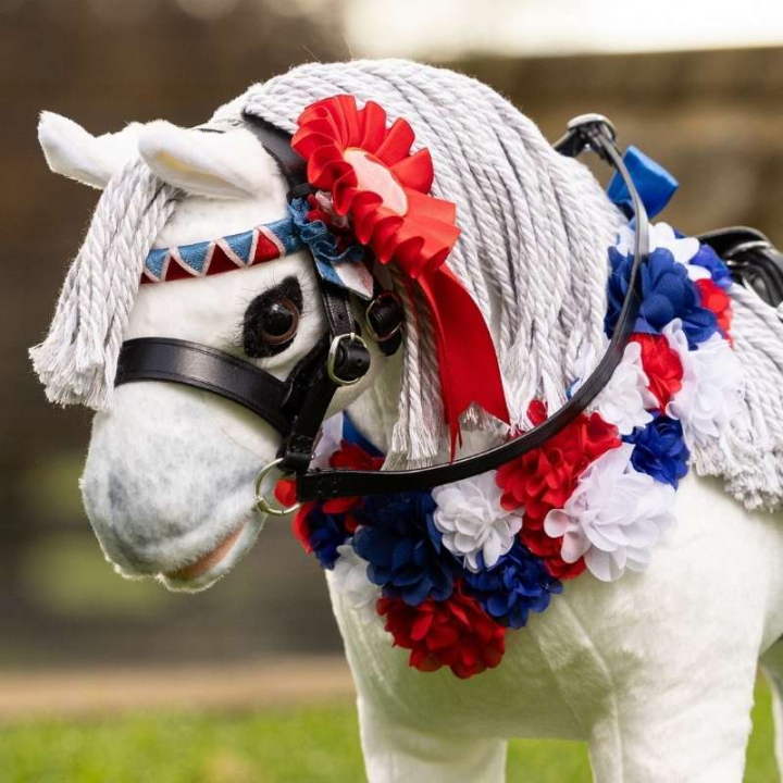 Flower Sash Toy Pony in der Gruppe Steckenpferde & Spielzeugpferde / Zubehör für Spielzeugpferde bei Equinest (IT054460)