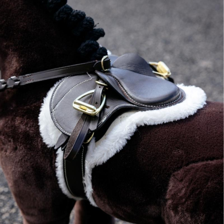 Hunterschabracke & Sattelgurt Toy Pony Hunter Braun in der Gruppe Steckenpferde & Spielzeugpferde / Zubehör für Spielzeugpferde bei Equinest (IT062960BR)