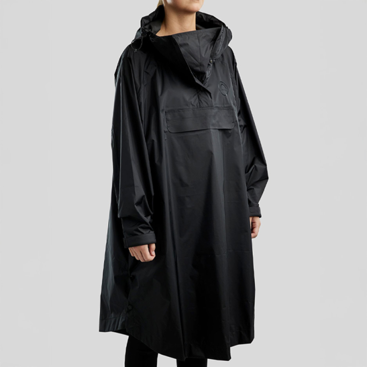 Regenponcho MoRianne Schwarz in der Gruppe Reitbekleidung / Jacken / Regenmäntel & Regenjacken bei Equinest (RA24114OSBA-Onesize)