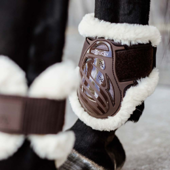 Young Horse Streichkappen Lammfell Shield Braun