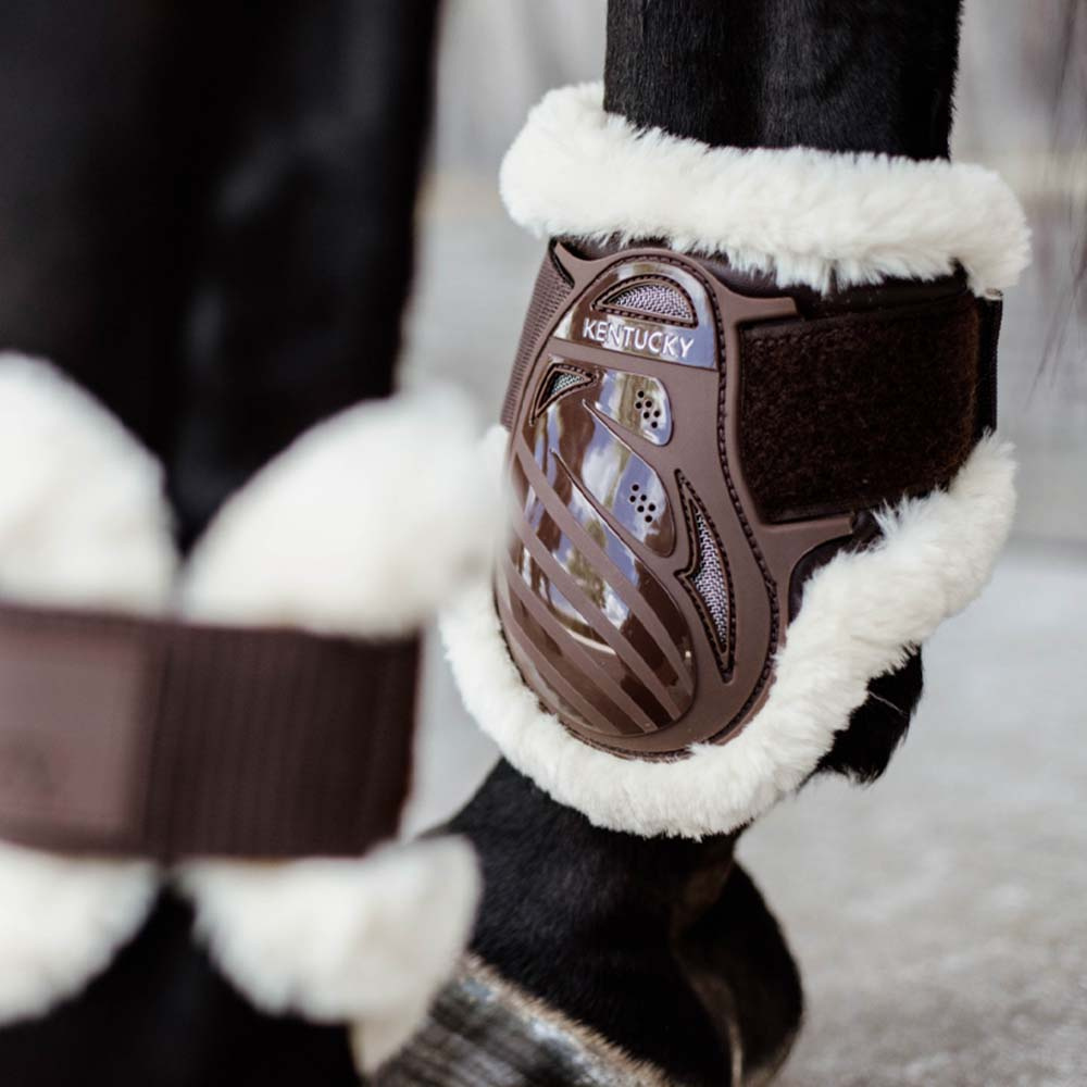Young Horse Streichkappen Lammfell Shield Braun