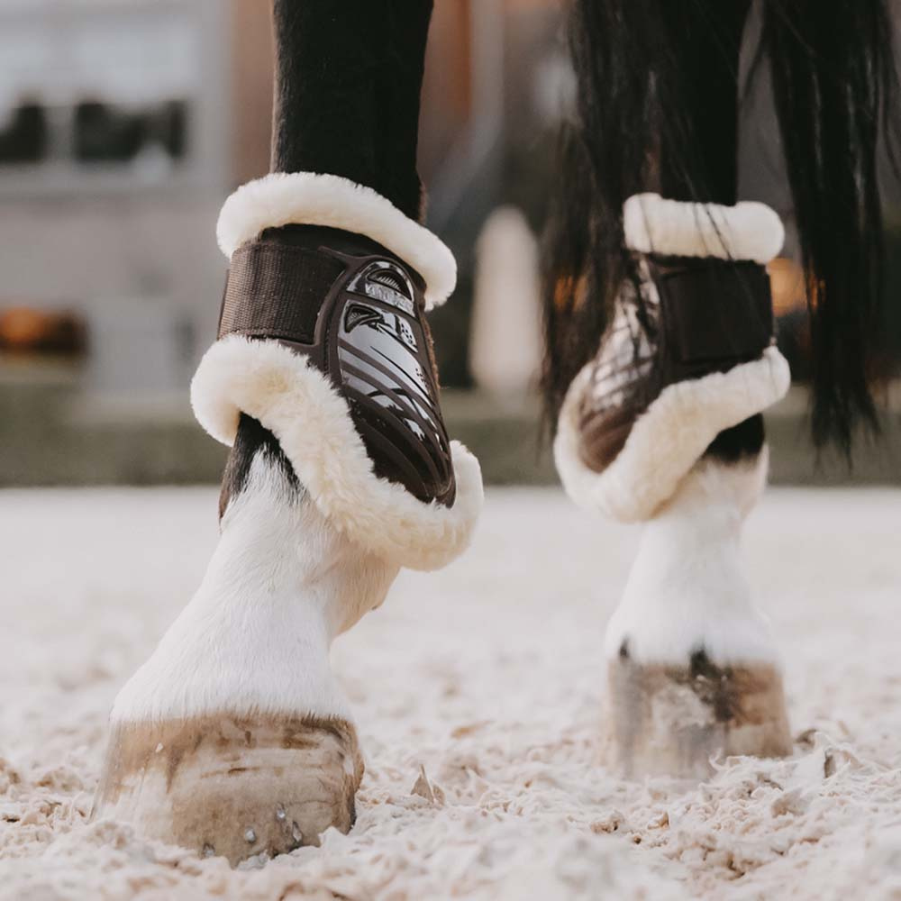Young Horse Streichkappen Lammfell Shield Braun