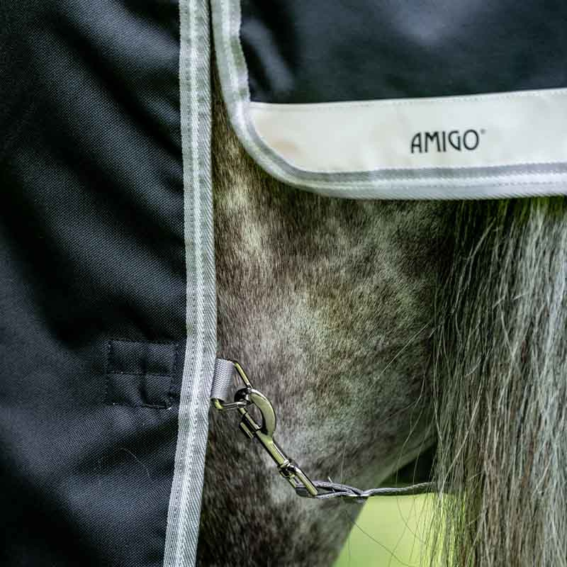 Winterdecke mit Kapuzenhaube Amigo Bravo 12 Plus Bundle (50g+100g+200g) V-Front Schwarz/Grau