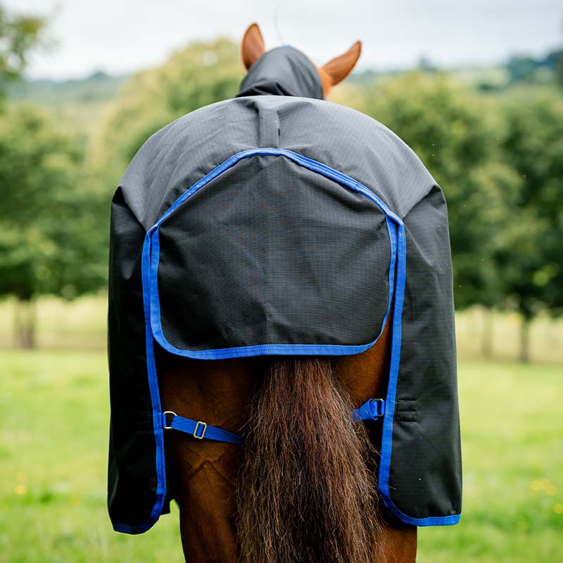 Winterdecke mit Kapuzenhaube Amigo Ripstop 900 Plus 200g Schwarz/Blau