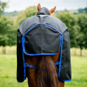Winterdecke mit Kapuzenhaube Amigo Ripstop 900 Plus 200g Schwarz/Blau Winterdecke mit Kapuzenhaube Amigo Ripstop 900 Plus 200g Schwarz/Blau